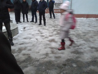 Мама ученика школы №70 возмущается, что после снега во дворе школы не убрали грязь