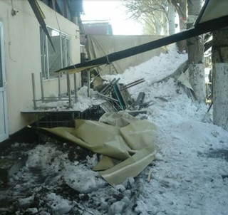 На рынке «Мадина» под тяжестью снега обрушилась крыша кафе <i>(фото)</i>