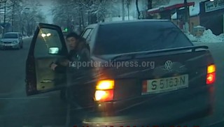Видео — Водитель «Фольксваген Венто» нарочно не пропускал водителей и провоцировал их на конфликт, - читатель