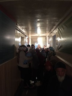 В поликлинике №4 города Ош идет собрание медработников уже более часа, а больные их ждут в коридоре, - читатель (фото)