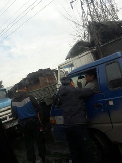 Житель жилмассива Келечек просит разобраться с торговцами угля, которые припарковали свои грузовики у въезда в жилмассив (фото)