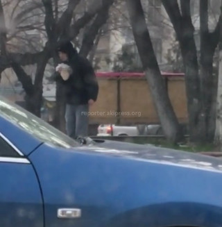 Видео — Подросток нюхает клей на улице в Бишкеке и ведет себя неадекватно