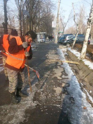«Тазалык» очищает подъездную дорогу к 3-детской больнице Бишкека от снега и наледи, - мэрия