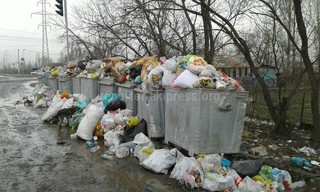 На пересечении улиц Алыкулова и Гагарина накопился мусор, просим столичные службы вывезти его, - читатель (фото)