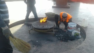 Произведена очистка вокруг монумента Вечного огня на площади Победы, - «Тазалык» <i>(фото)</i>