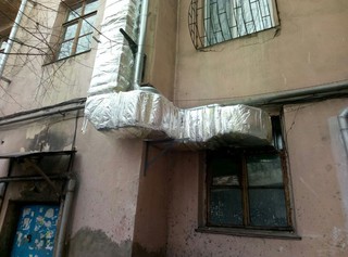 Жители дома №150 ул.Московской недовольны, что на 1-м этаже организовывают столовую без их разрешения (фото)