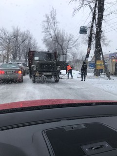 На ул.Тоголока Молдо в Бишкеке дорожники засыпали ямы на дороге поверх снега (фото)