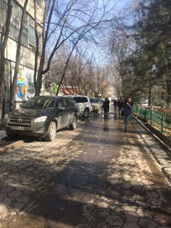 Автомобилисты у входа в здание «Кыргыз Почтасы» на тротуаре устроили парковку (фото)