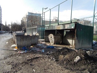 На участке ул.Чокморова на мусорке разрушен навес, а новые мусорные баки стоят почти на дороге, - читатель (фото)