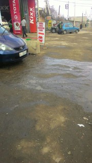 Из автомойки, расположенной на пересечении улиц Фрунзе-Жумабека, вода стекает на дорогу, - читатель (фото)
