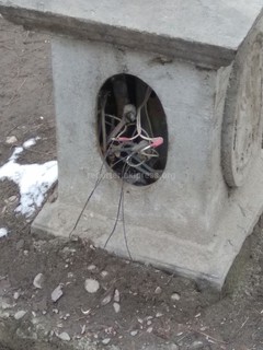 На бульваре Молодой Гвардии в Бишкеке на всех столбах уличного освещения открыты лючки с проводами, - читатель (фото)