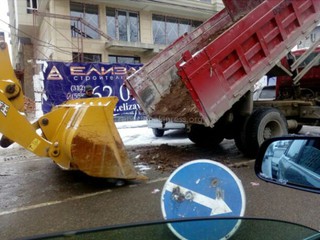 На ул.Токтогула компания высыпала строительные материалы на проезжую часть дороги, - читатель (фото)
