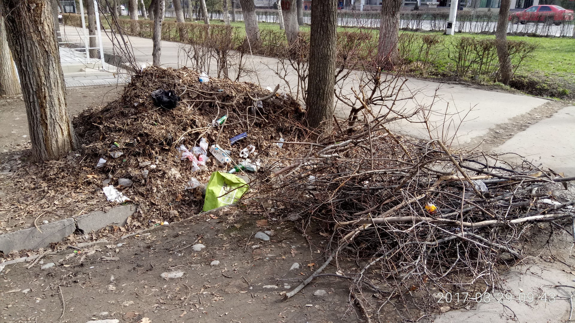 Читатель просит вывезти мусор, собранный после субботника, возле дома ...