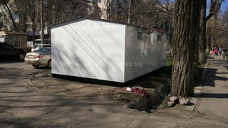 Жители домов на Тыныстанова-Чуйкова требуют демонтировать киоски с их улицы