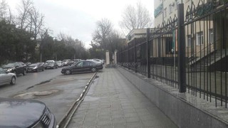 Законно ли установлено ограждение на пересечении улиц Исанова и Фрунзе? - читатель (фото)