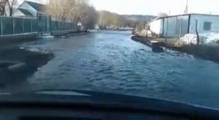 Из-за таяния снега в селе Суусамыр затопило дороги <i>(видео)</i>