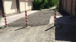 На Тыныстанова-Радищева обратно установили ограждение и перекрыли дорогу, - бишкекчанин (фото)