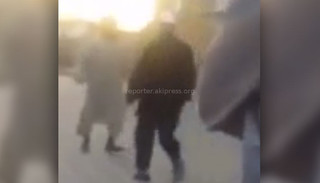 В сети появилось видео, на котором снято избиение верующих в мечети