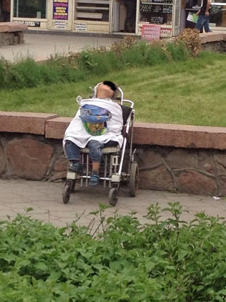 Возле подземного перехода постоянно спит мальчик 5-6 лет в инвалидной коляске, кто это контролирует и как проверить, что ему ничего не давали? - читатель <b><i>(фото)</i></b>