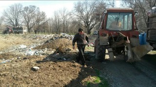 Читатель просит остановить выброс мусора в село Новопавловка (фото, видео)