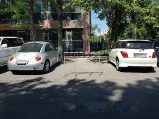 Законно ли устанавливаются ограды на парковочные места на участке ул.Разакова в Бишкеке? - читатель
