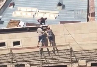 Видео — На Логвиненко-Фрунзе в Бишкеке строители передвигаются на высоте без страховки