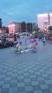 По площади Ала-Тоо в Бишкеке вечером невозможно пройти из-за стихийной торговли, - читатель (фото)