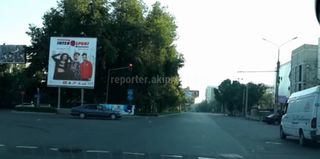 Грузовой бус проехал на красный свет светофора на Ибраимова-Киевской <i>(видео)</i>