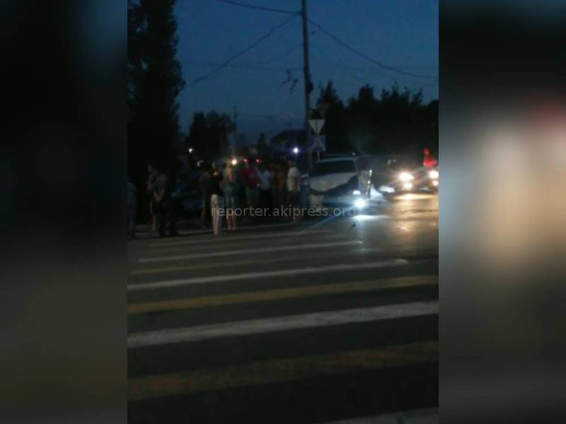 Видео — Из-за отсутствия светофора на Баялинова-Орозбекова столкнулись три машины, - горожанка