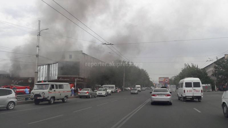 Фото — В Бишкеке сгорела точка общепита на рынке «Таалай»