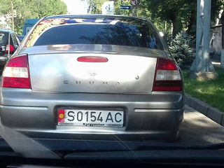 В Бишкеке автомашина чуть не сбила пешехода на «зебре» <b><i>(видео)</i></b>