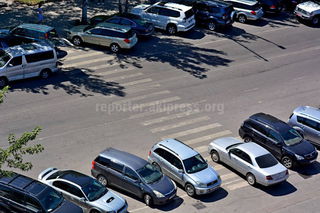 По ул.Шопокова, где недавно начала действовать платная парковка, места размечены на асфальте без учета ПДД, - бишкекчанин (фото)