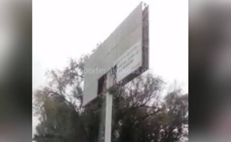 Рекламный щит напротив авторынка «Азамат» шатается во время ветра (видео)