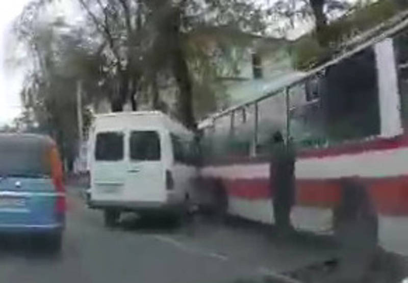 Видео — На Абдрахманова-Жибек Жолу троллейбус и маршрутка не поделили дорогу