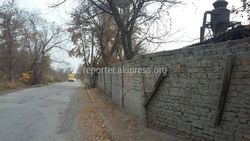 Горожанин: Забор лесопилки на улице Коммунарова в аварийном состоянии (фото)