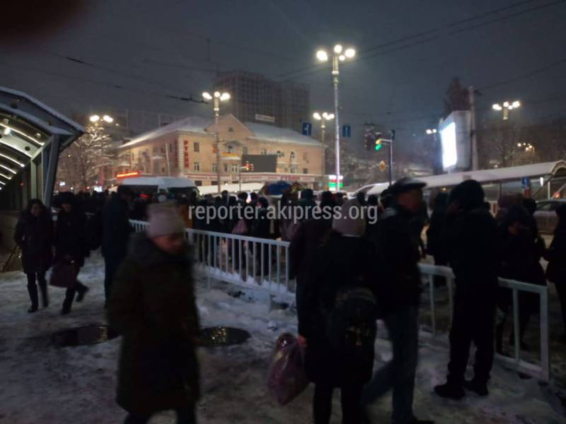 «Позор! Остановки переполнены, люди ждут на обочинах», - житель о нехватке маршруток в Бишкеке