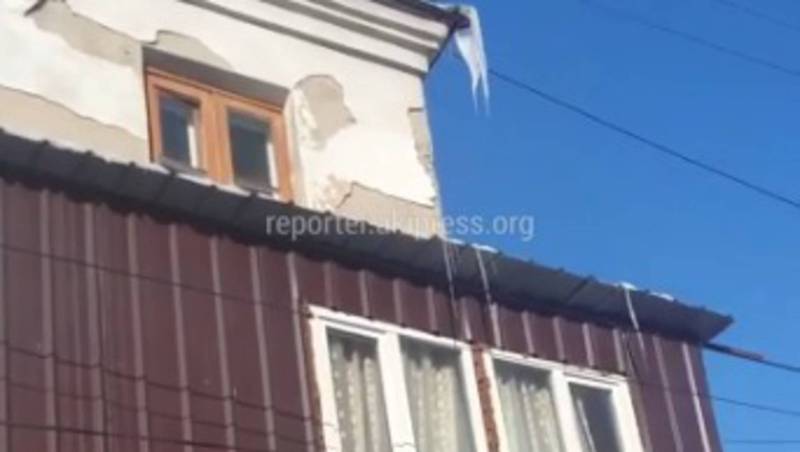 На ул.Киевский сосульки падают на прохожих, - житель (видео)