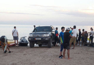 Внедорожник «Тойота», который ранее уже был замечен на берегу озера Иссык-Куль, вновь заехал на пляж <b><i>(фото)</i></b>