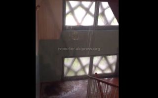 В доме в мкр Аламедин-1 во время дождей заливает подъезд <i>(видео)</i>