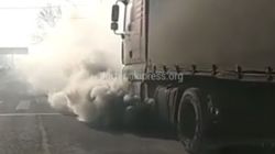 На улицах Бишкека грузовые авто дымят и создают плохую видимость, читатель (видео)