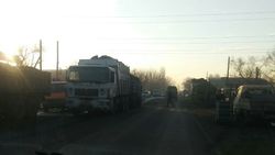 В Бишкеке на ул.Мурманская водители грузовых авто беспорядочно паркуют свое авто (фото)
