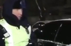 Видео — Девушка в машине кричала о помощи, инспектор УОБДД отпустил водителя