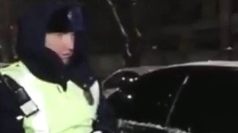 Видео — Девушка в машине кричала о помощи, инспектор УОБДД отпустил водителя