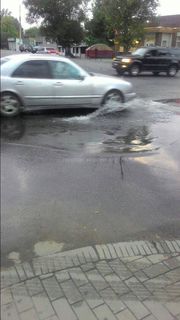 На пересечении улиц Салиевой и Ауэзова в Бишкеке вода из арыка заливает асфальт, - читатель (фото)