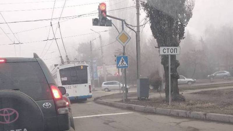 На Горького-7 апреля троллейбус выехал за стоп-линию (фото)