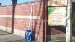 На ул.Баялинова сломали дорожный знак пешехода (видео)