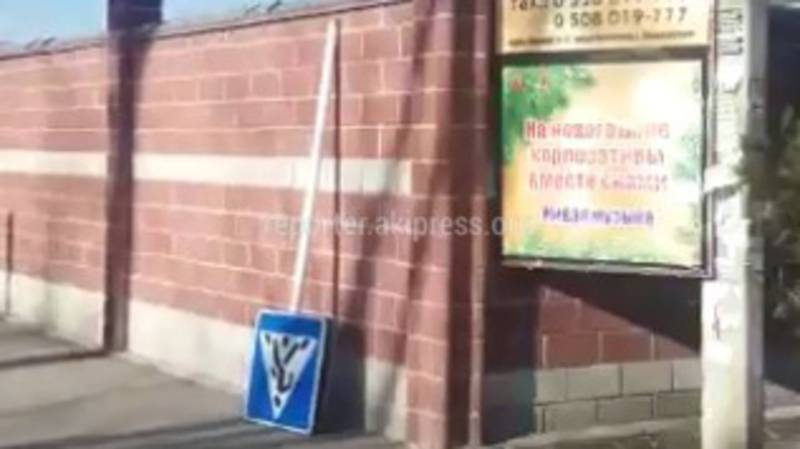 На ул.Баялинова сломали дорожный знак пешехода (видео)
