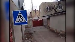 В жилмассиве Касым зачем знаки пешеходов на каждом тупиковом заезде? - местный житель (видео)