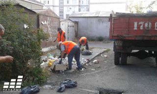 Сотрудники «Тазалыка» убрали мусор на территории МТУ №17 (фото)