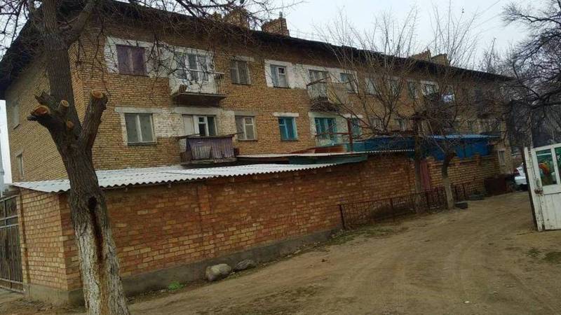 В г.Кызыл-Кыя на ул.Султанова №5 к многоквартирному дому осуществили пристройку - житель города (фото)